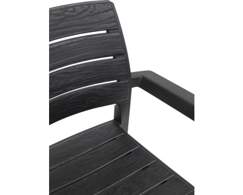 Detailní pohled na zahradní židli s područkou z plastu