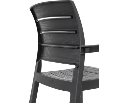 Detail plastové zahradní židle s područkou