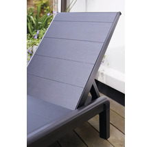 Detailní pohled na černé zahradní lehátko s nastavitelným opěradlem.