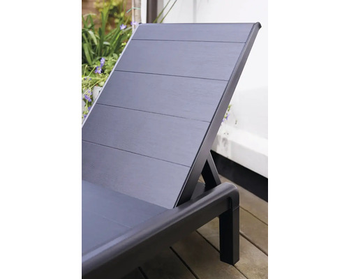 Detailní pohled na černé zahradní lehátko s nastavitelným opěradlem.