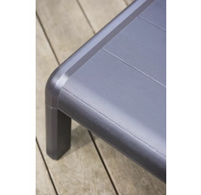 Detail plastového zahradního stolu