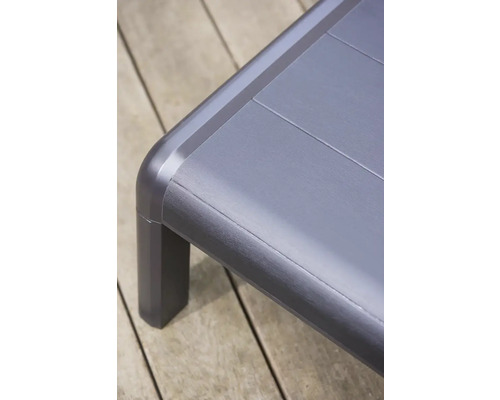 Detail plastového zahradního stolu