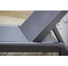 Detailní pohled na nastavitelné zahradní lehátko s kovovým rámem