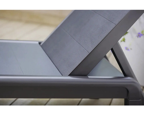 Detailní pohled na nastavitelné zahradní lehátko s kovovým rámem