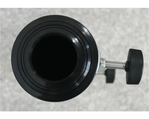 Černá trubková přípojka se šroubovou svorkou