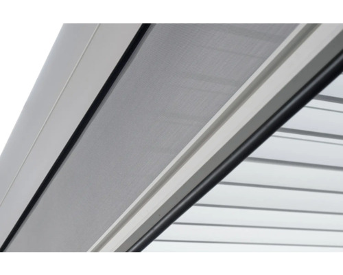 Detailní pohled na síť proti hmyzu v okenním rámu