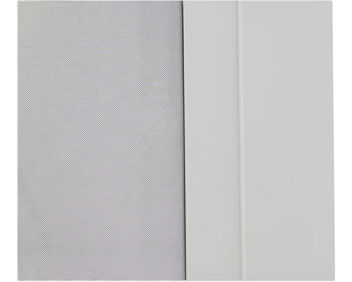 Detailní záběr sítě proti hmyzu v okenním rámu.