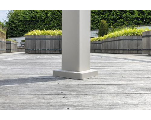 Detailní záběr sloupku na dřevěné terase obklopené truhlíky