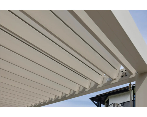 Detail terasy se zastřešením s nastavitelnými lamelami pro individuální regulaci světla.