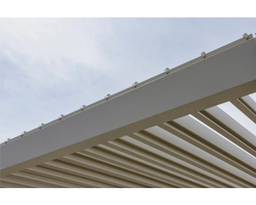 Detail terasového zastřešení s lamelami a upevňovacími prvky