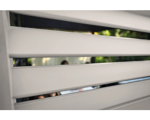 Detailní záběr plotu na ochranu soukromí s lamelami