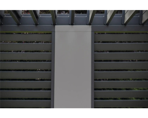 Detailní pohled na pergolu s lamelovou strukturou