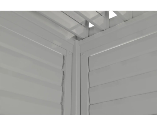 Detailní pohled na zahradní altán s lamelovou stěnou a konstrukcí střechy