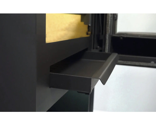 Detailní pohled na krbová kamna se zásuvkou na popel