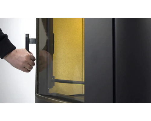 Detailní pohled na kamna na dřevo při otevírání dvířek