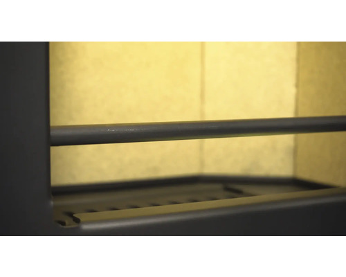 Interiér kamen s roštem a tyčí