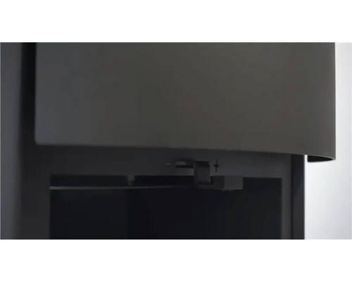 Detailní pohled na kamna na dřevo s otevřenou přihrádkou