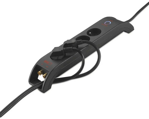 Černá prodlužovací zásuvka se zástrčkou