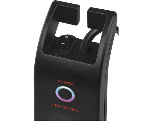 Detail černého zařízení s vypínačem a přepěťovou ochranou