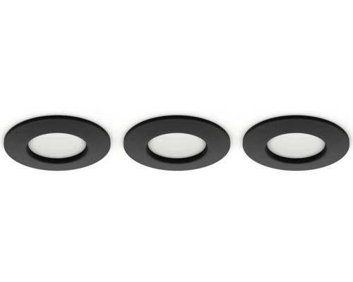 Tři stropní bodová svítidla s kulatým černým rámečkem