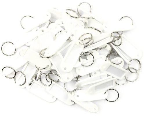 Hromada bílých klíčenek s kovovými kroužky