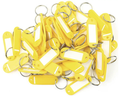 Žluté klíčenky se štítkem a kovovým kroužkem