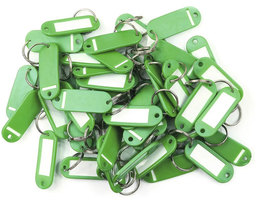 Hromada zelených plastových klíčenek s popisovatelným štítkem