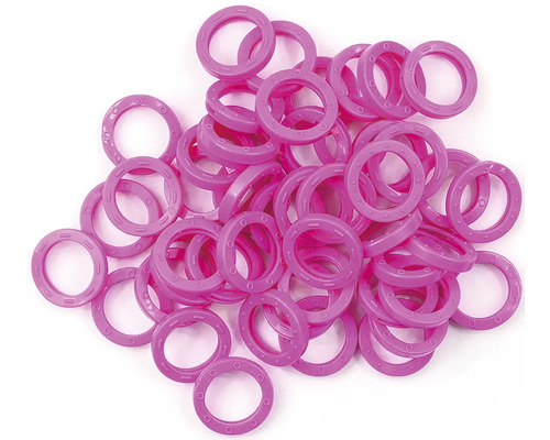 Několik plastových kroužků na závěsy