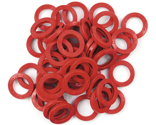 Mnoho červených oček pro upevnění plachet a bannerů