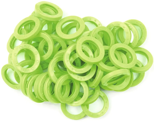 Mnoho zelených plastových kroužků na závěsy