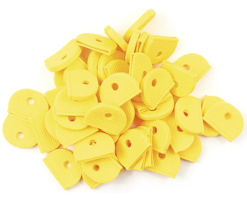 Žluté krytky klíčů v hromadě