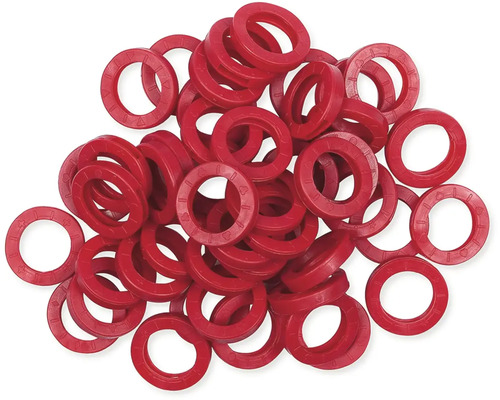 Mnoho červených plastových žetonů