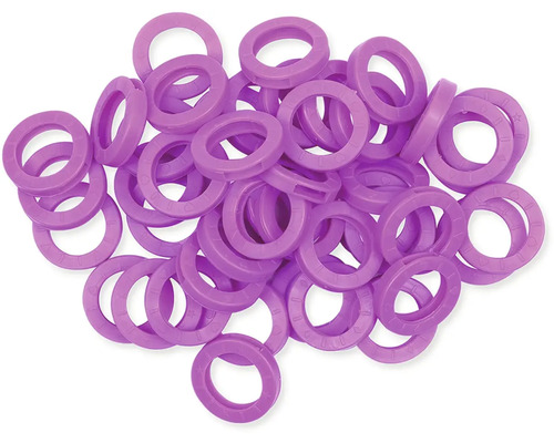 Několik fialových těsnicích kroužků na hromadě.