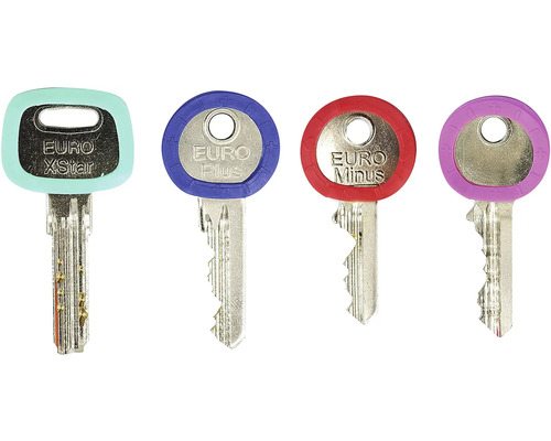 Různé klíče s barevným značením pro identifikaci uzamykacích systémů
