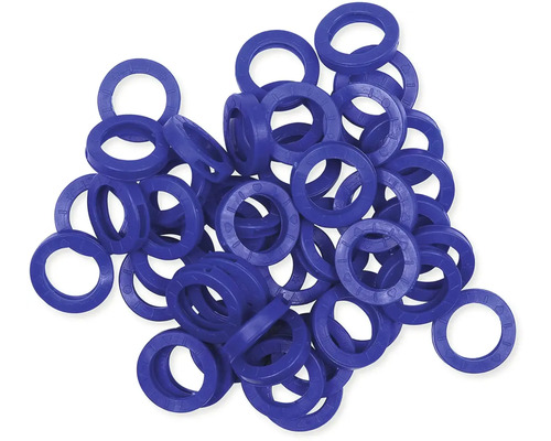 Několik modrých těsnicích kroužků z plastu
