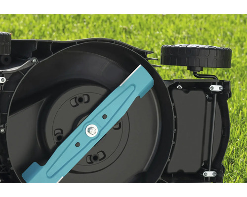 Náhradní nůž robotické sekačky Gardena na trávníku