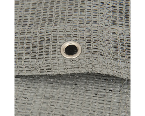 Detailní záběr šedé sluneční sítě s očkem.