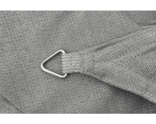 Detailní pohled na sluneční plachtu s upevňovacím kroužkem