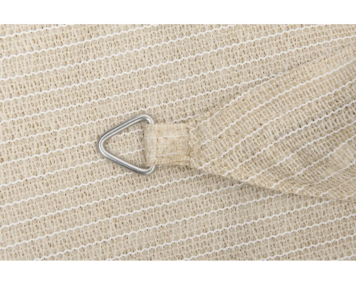 Detailní záběr sluneční plachty s kovovým kroužkem pro upevnění