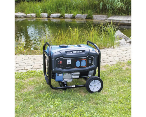 Generátor proudu na trávníku před rybníkem