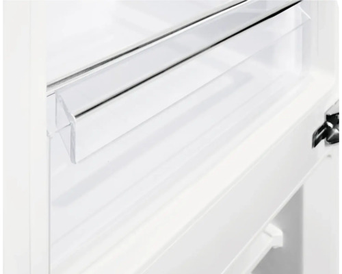 Detailní pohled na průhlednou úložnou přihrádku v chladničce