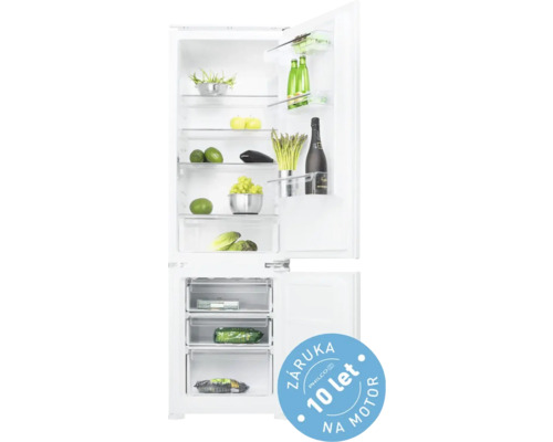 Otevřená chladnička s různými potravinami a zárukou Philco