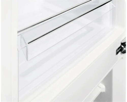 Vnitřek chladničky s policemi