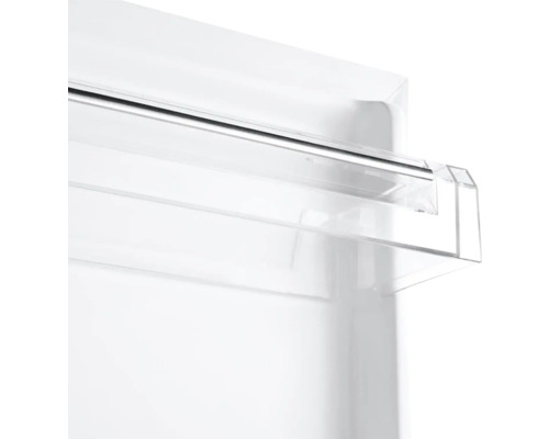 Detailní záběr dveří chladničky s průhlednou přihrádkou.