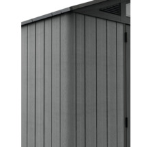 Detailní pohled na zahradní domek s svislými šedými dřevěnými panely