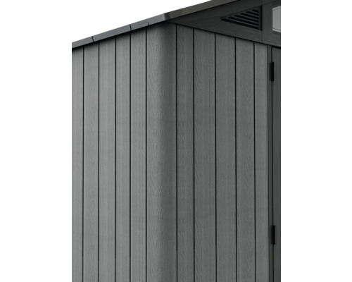 Detailní pohled na zahradní domek s svislými šedými dřevěnými panely