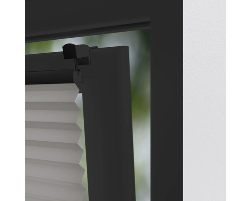 Detailní pohled na skládanou žaluzii na okně