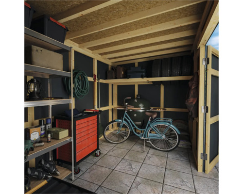 Uklizená kůlna s regály, vozíkem na nářadí, kolem a grilem