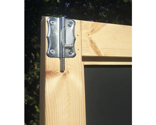 Detailní pohled na závoru na dřevěném rámu