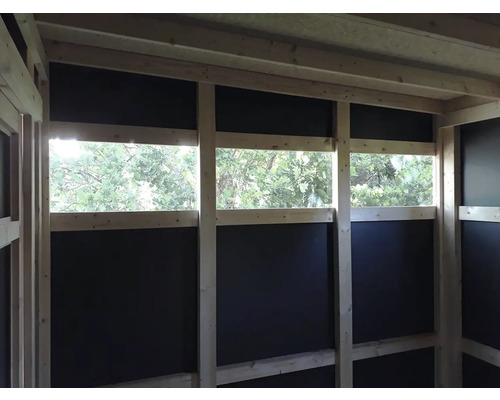 Konstrukce dřevěného rámu s černým obložením a okenními otvory